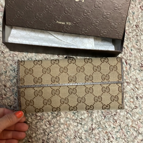 Gucci metal clasp classic double g print leather wallet - authentic - Picture 4 of 16
